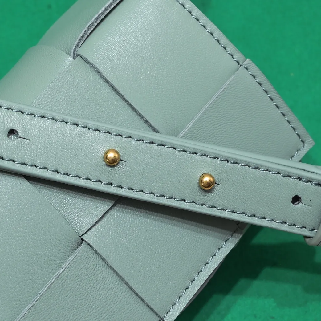 Batch 920 #B家’s new sheepskin checkered Mini cassette Bag. New style in mud and white color combination🎈 This little cutie has been blown away before it’s shipped. Available in waxed leather/sheepskin. Both leathers feel very textured. The cutie is super cute. Although it can’t fit a mobile phone, it can hold a lot of everyday cuties. It can be used as a decoration or a small bag. The mini Tabby can always add points to the look just right. A cute little girl who has a 100% chance of turning heads when traveling. The same style as Get's. The shoulder strap and cross-body length are just right. Perfect~ Size: 12x8x4, style number: 6813#
